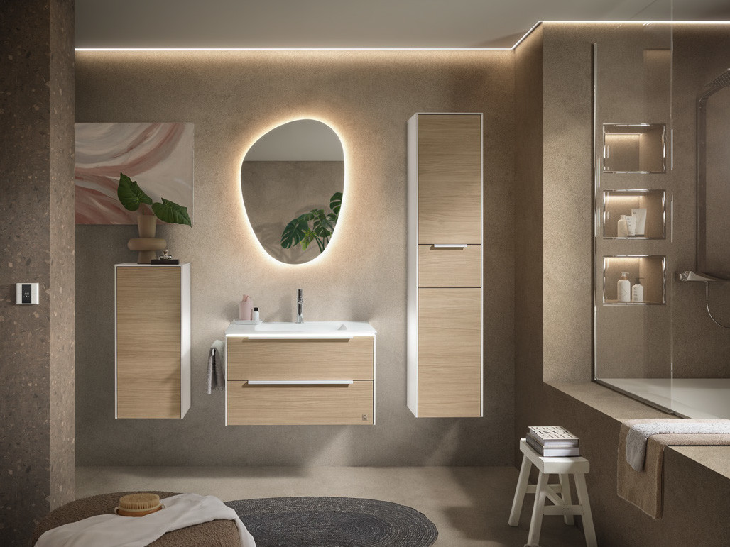 Modernes Badezimmer mit Holzoptik-Waschtisch, Spiegel mit LED-Beleuchtung und abstrakten Kunstwerk.