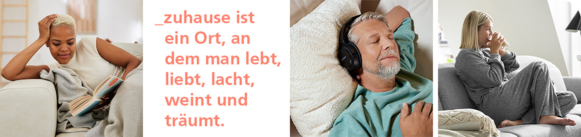 Drei Personen entspannen sich auf weißen Musterring Sofas in einem Wohnzimmer.