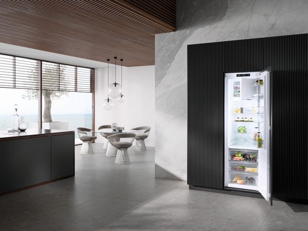 Miele Kühlschränke - Als Einbau- oder Standkühlschrank erhältlich Miele Einbau-Kühlschrank - geöffnet mit Ansicht der Inneneinteilung inkl. Lebensmittel