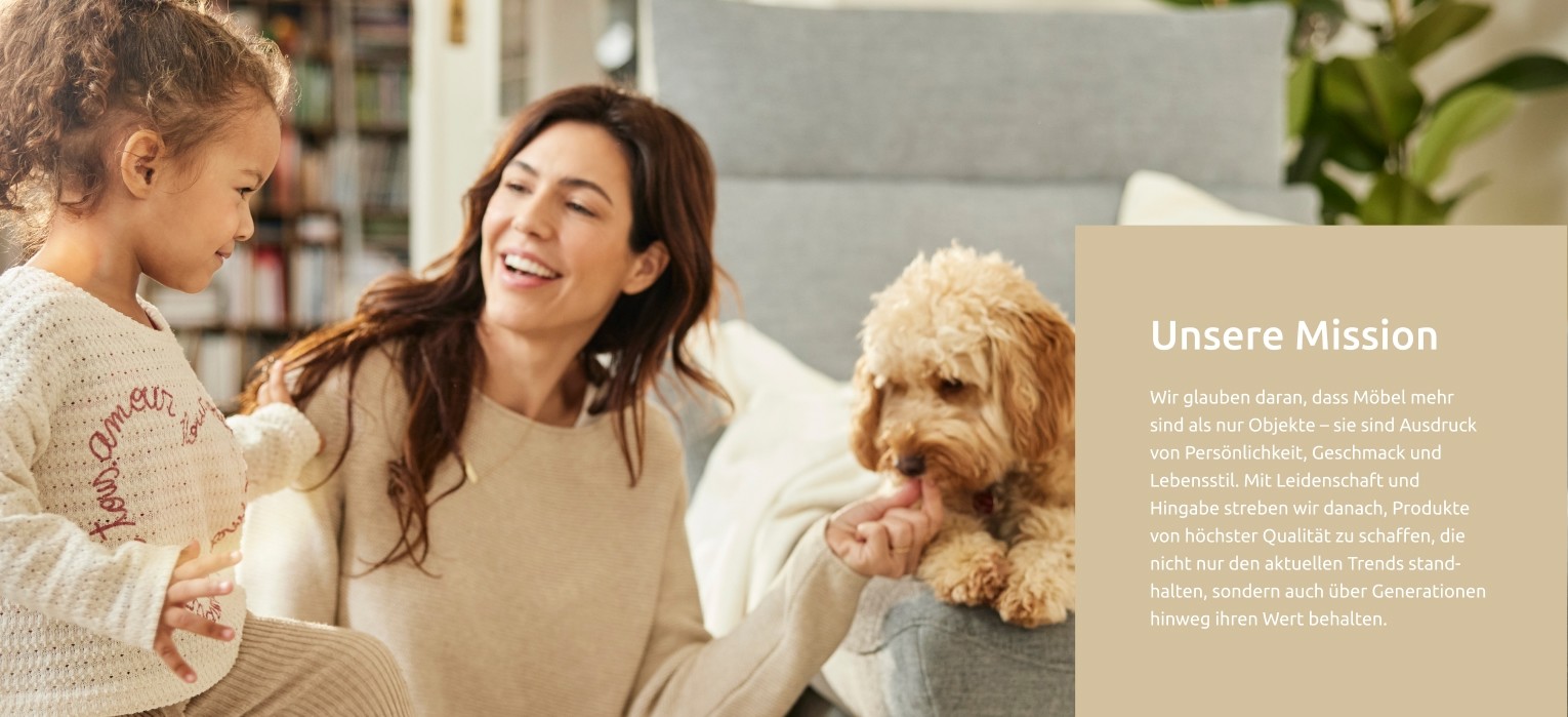 Kind, Frau & Hund im Wohnzimmer, im Hintergrund grauer Interliving Sessel