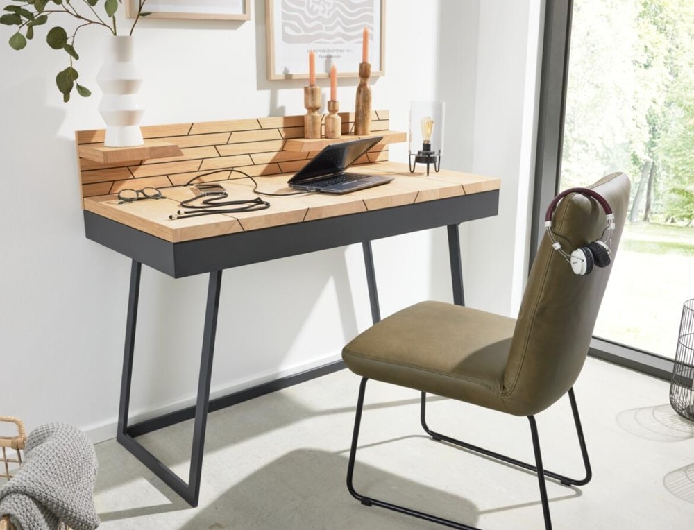 Modernes Arbeitszimmer mit Schreibtisch, Stuhl, Pflanzen und hellem Holzboden.