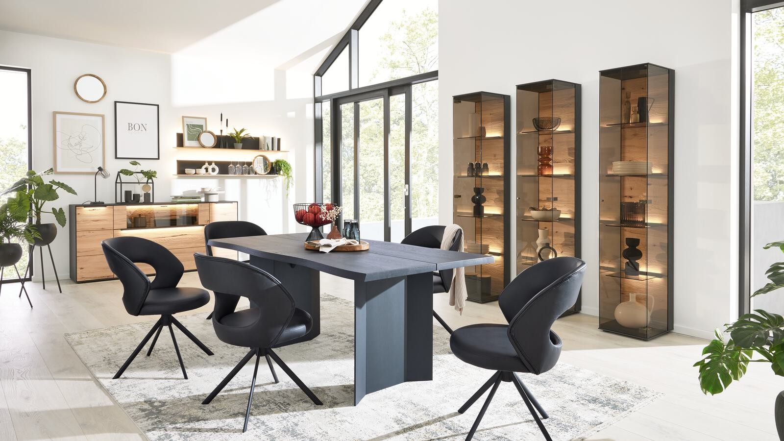 Interliving Esszimmermöbel bei Turflon Interliving Esszimmer dunkler Tisch und dunkle Stuehle, Vitrinen und Sideboard