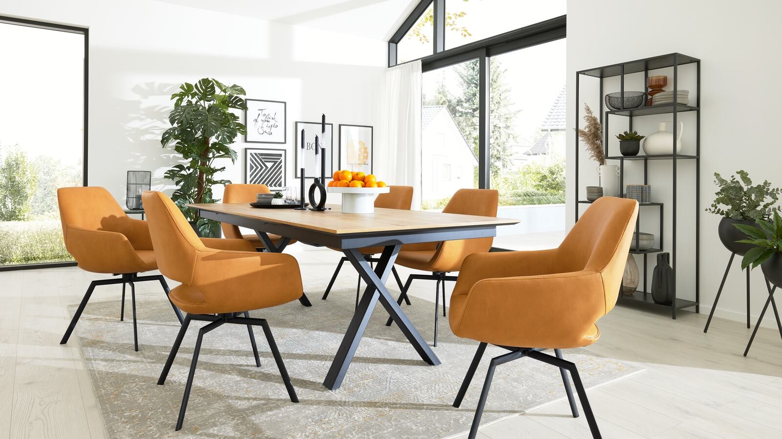 Interliving Esszimmermöbel bei Möbel Turflon Interliving Esszimmermoebel gelbe Stuehle heller Esstisch und Regal