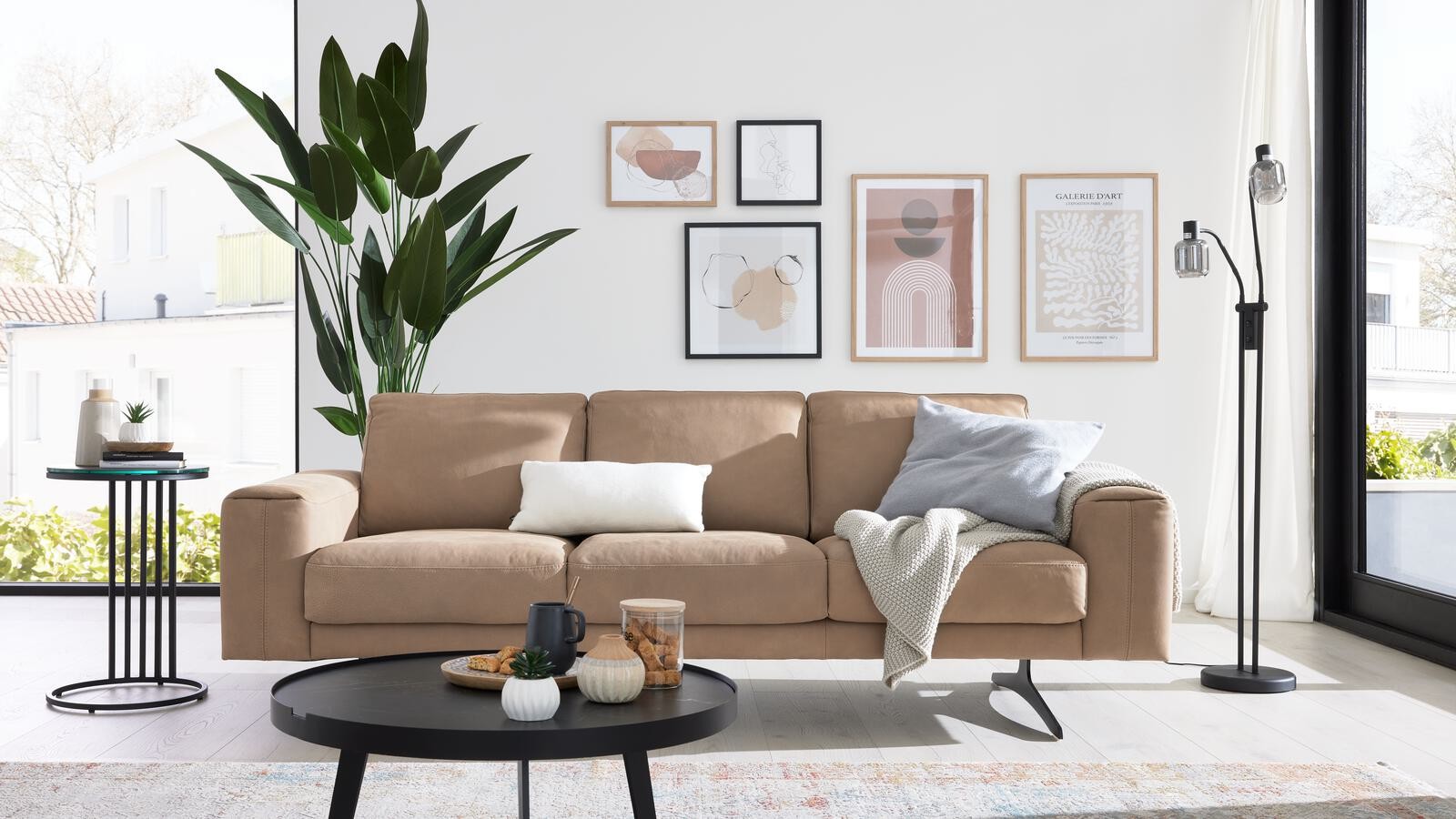 Interliving Sofa bei Möbel Turflon Interliving Sofa hellbraun mit Zierkissen, Couchtisch und Beistelltisch