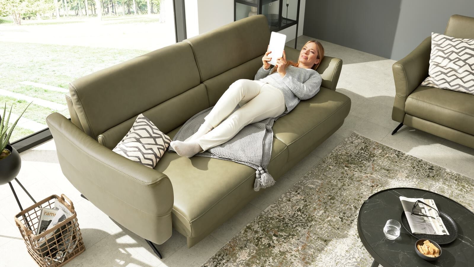 Interliving Sofa bei Möbel Turflon Interliving Sofa grün mit Sitzposition-Verstellung, Frau liegt auf Interliving Sofa