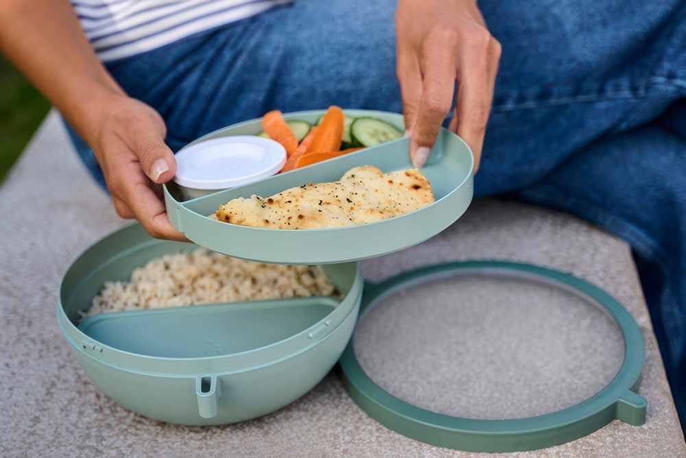 Mepal Lunchbox mit verschiedenen Fächern mit Reis, Brot und Gemüse.