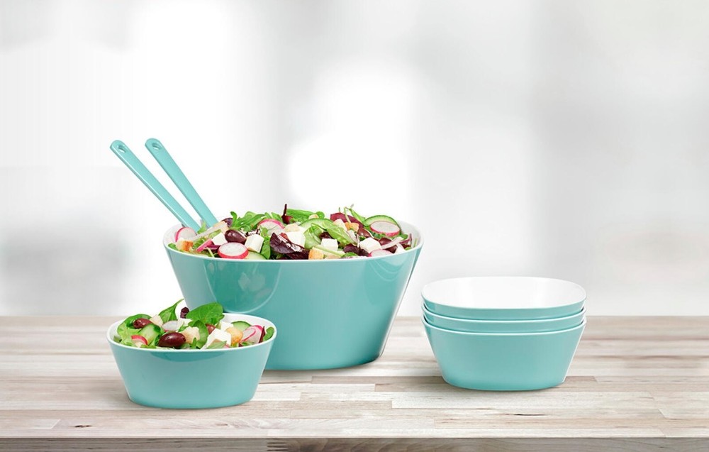 Nahaufnahme von turquoisefarbenem Mepal Salatschüssel-Set mit Salat und Zutaten auf einem Holztablett.