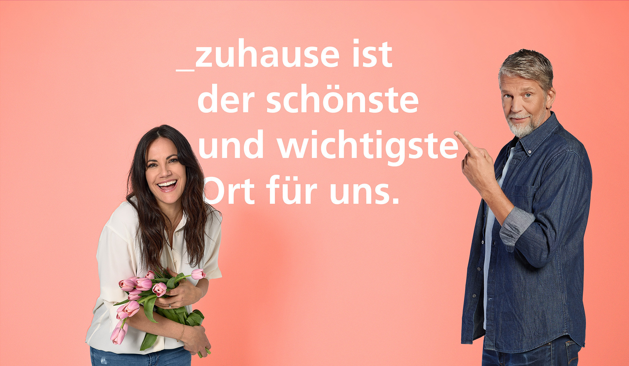 Mann und Frau mit Tulpen vor rosafarbenem Hintergrund, Text: "zuhause ist der schönste Ort für uns".
