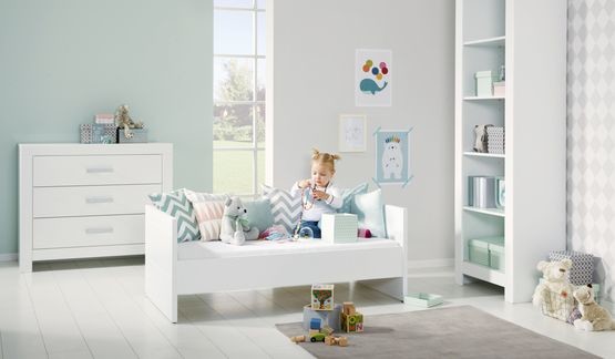 Weißes Sofa / Schlafsofa mit spielendem Kleinkind