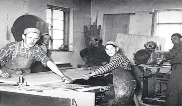 Voglauer Möbel Unternehmensgeschichte Voglauer Möbel Unternehmensgeschichte, fünf Mitarbeiter arbeiten an Produkten