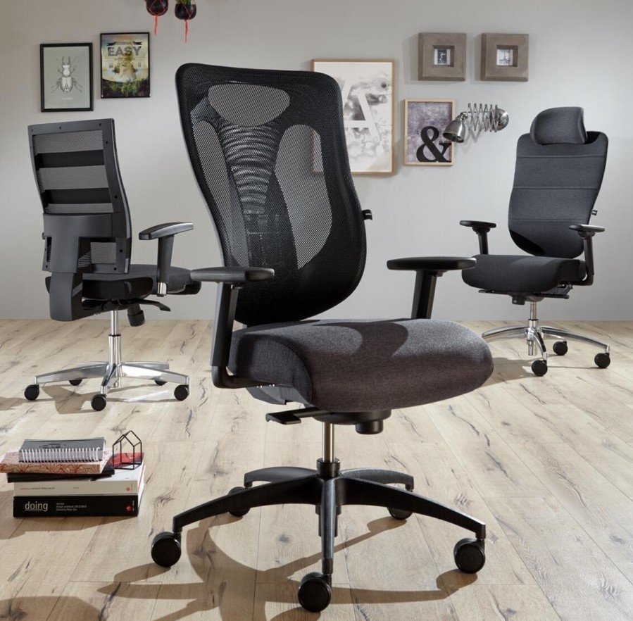Drei moderne Bürostühle in einem Interieur mit Wandbildern, Büchern und dekorativen Elementen.