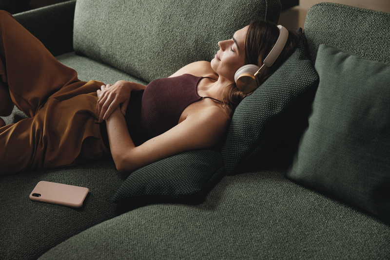 Bequeme Sofas & Couches von Rolf Benz Rolf Benz Sofa in der Farbe Dunkelgrün - Detailansicht mit liegender Person