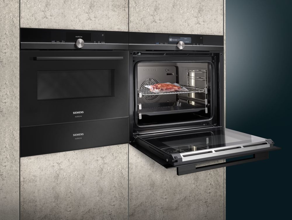 Siemens Dampfbackofen Dampfbackofen der Marke Siemens mit geöffneter Front und vakuumierten Gericht