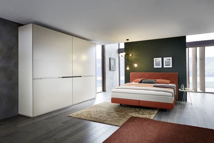 WK Bett & Kleiderschrank WK Wohnen Schlafzimmer  - Weißer Schwebetürenschrank und Boxspringbett mit rotem Stoffbezug