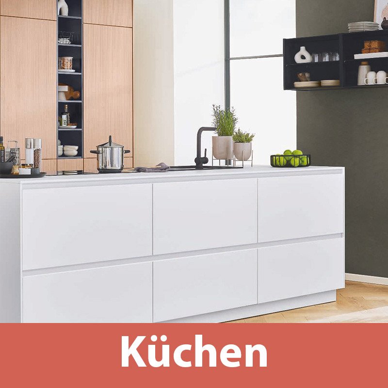 Weiße Interliving Kücheninsel mit Deko