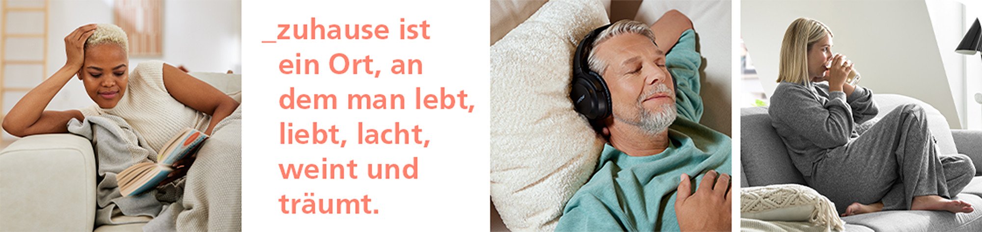 Drei Personen entspannen sich auf weißen Musterring Sofas in einem Wohnzimmer.