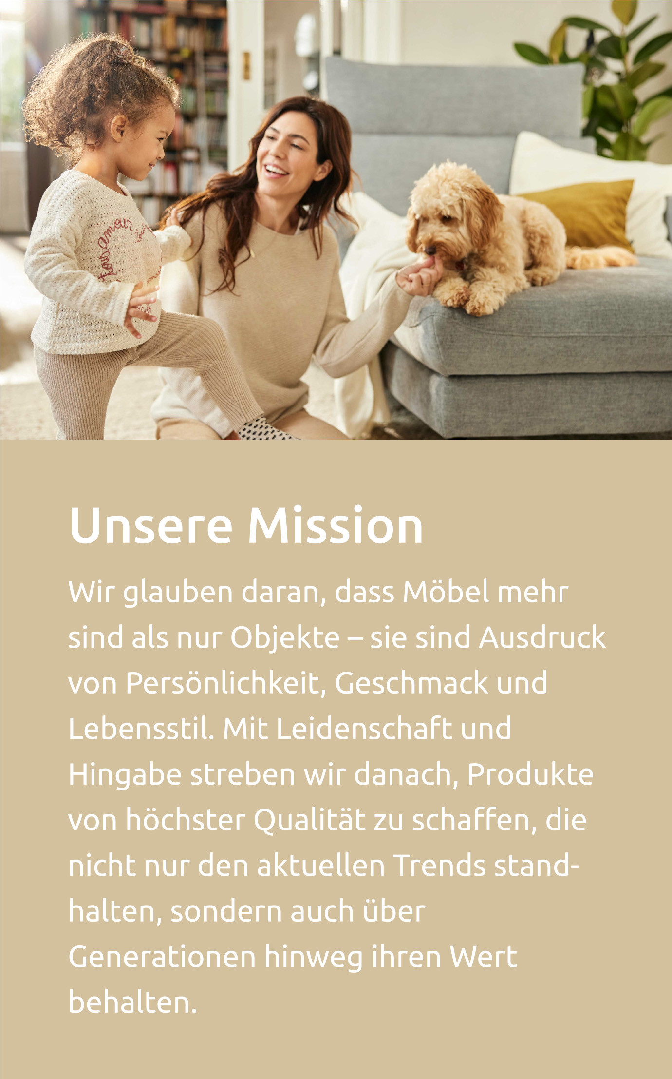 Kind, Frau & Hund im Wohnzimmer, im Hintergrund grauer Interliving Sessel
