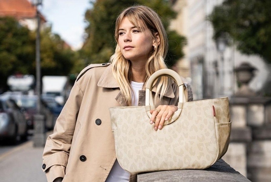Frau mit vanillafarbenem Reisenthel Loopshopper mit hellem Leo-Print