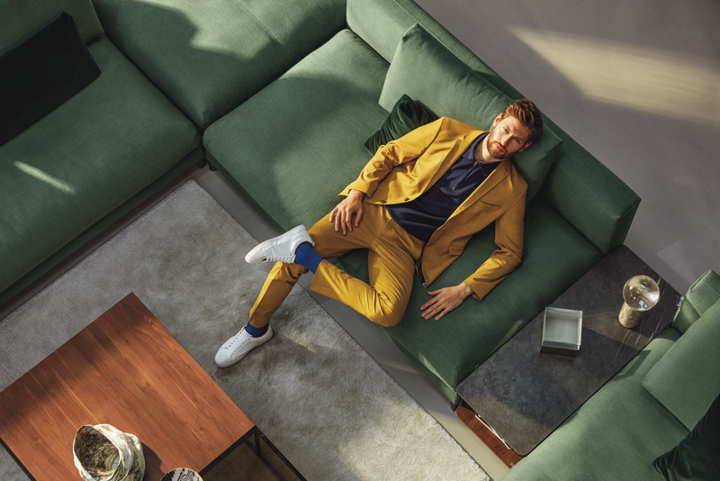 Moderne & bequeme Marken-Sofas von Rolf Benz Rolf Benz Sofa - Ansicht von oben mit Fotomodel