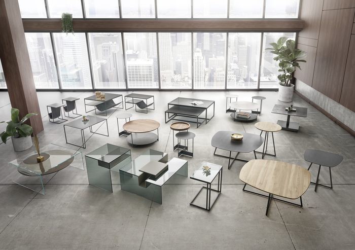 WK Couchtische WK Wohnen Couchtische - verschiedene Ausführungen in einem großen Raum präsentiert, darunter runde, viereckige und rechteckige Couchtische sowie Modelle aus Holz, Glas und Metall