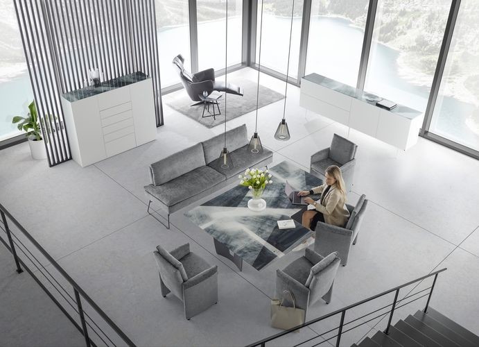 WK Möbel Esstisch Essgarnitur: WK Esstisch mit abstraktem Muster sowie 4 Esszimmerstühle und eine Essbank in hellem Grau