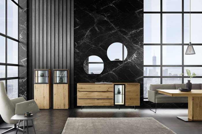 WK Wohnen Möbel WK Wohnprogramm in Naturholz-Optik mit Rillenoptik - Tisch, Sideboard mit Vitrineneinsatz und zwei Kommoden mit Vitrinen-Element