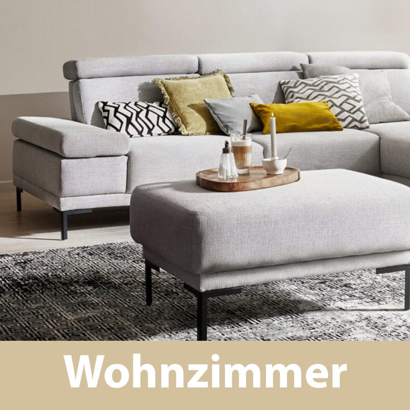 Interliving Wohnzimmermöbel - graue Wohnlandschaft mit Hocker und Teppich