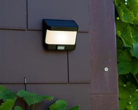 LED-Solarwandleuchte mit Dimmschalter und Sensor