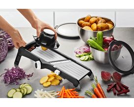 Gemüsehobel mit Antirutschfüßen und Sicherheits-Restehalter