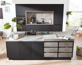Interliving Küche 3340 schwarz softmatt / Beton Nachbildung
