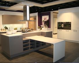 Großzügige Küche mit Insel AV 6000