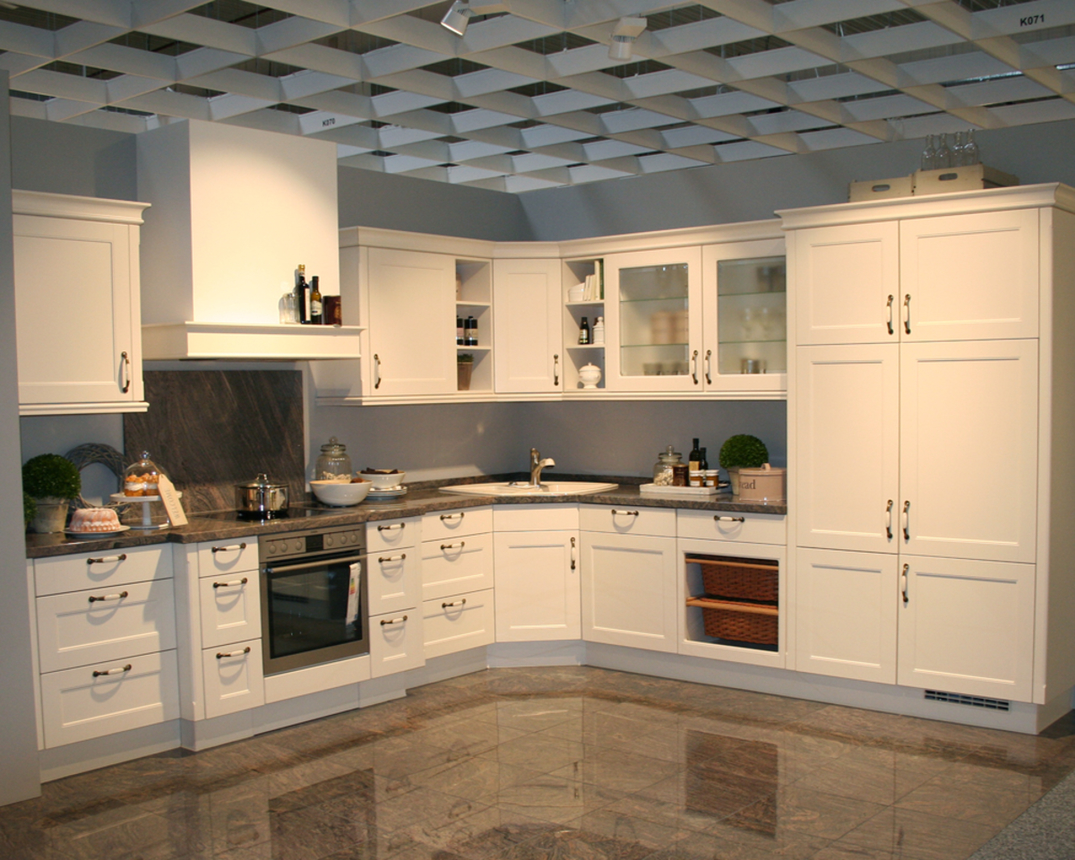 Verspielte Landhausküche Lucca in Franot /Korpus magnolie matt