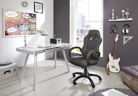 Arbeitsplatz mit Schreibtisch und Bürostuhl von Actona