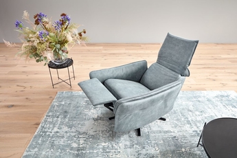 Grau-blauer Himolla Sessel mit hochgeklappter Fußstütze