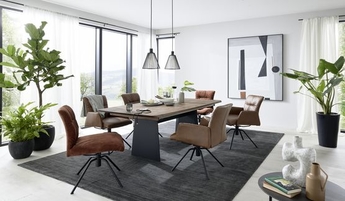 Musterring Esszimmer mit Tisch, Stühlen, Teppich und Hängelampe