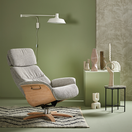 Grauer Trendhopper Relaxsessel mit Stehleuchte