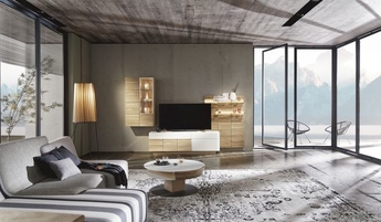 Voglauer Möbel Wohnzimmer: Helle Anbauwand mit LED-Licht und heller Couchtisch