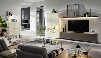 Musterring Wohnzimmer Wohnwand Frau auf Sofa