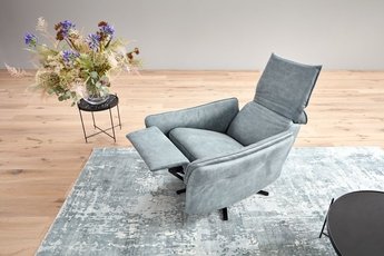 Grau-blauer Himolla Sessel mit hochgeklappter Fußstütze