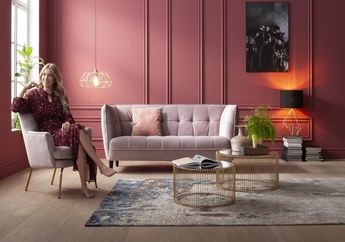 Schickes Wohnzimmer mit Sessel, Sofa und Couchtisch von Actona