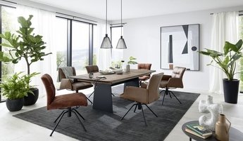 Musterring Esszimmer mit Tisch, Stühlen, Teppich und Hängelampe