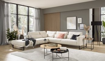 Musterring Wohnzimmer helle Couch und dunkler Couchtisch