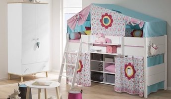 Weißes Spielbett der Marke PAIDI mit überdachtem Schlafbereich, Einstiegsleiter und Stauraum unter der Liegefläche