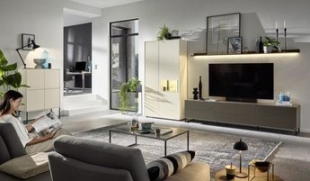 Musterring Wohnzimmer Wohnwand Frau auf Sofa