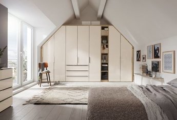 Nolte Kleiderschrank mit weißer Front - beidseitig abgeschrägt zur PLatzierung unter Dachschrägen