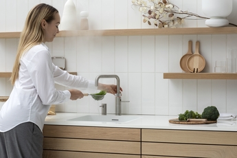 Quooker Fusion Wasserhahn in Holzoptik Küche