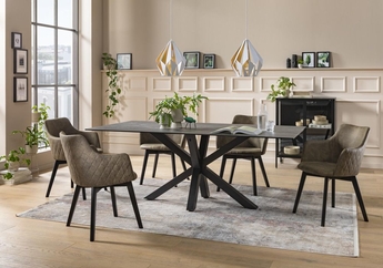 Gemütlich dekorierter Esstisch und gepolsterte Esszimmerstühle mit Armlehnen von Actona