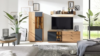 Interliving Anbauwand bei Möbel Turflon Interliving Anbauwand mit Schrank, Lowboard und Wandpaneel helles Holz und Schwarz