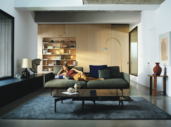 Rolf Benz Sofas & Couches Rolf Benz Viersitzer-Sofa dunkelgrün - Frontansicht mit liegender Person