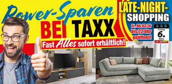 Möbel Discount Aktion: Mann mit Brille zeigt Daumen hoch, im Hintergrund ein Wohnzimmer mit Werbeaufschriften zu einem Late-Night-Shopping-Angebot.